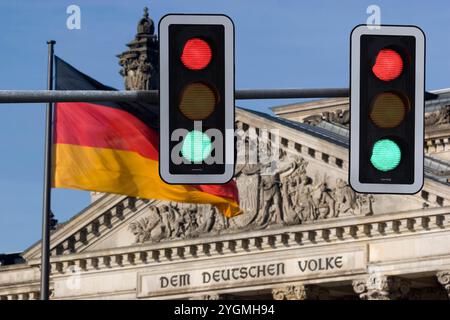 Berlin, Deutschland. November 2024. FOTOMONTAGE Themenbild: Die Ampel ist Geschichte - Ampel, das Ende der Ampelregierung. Die Ampelkoalition ist vorbei. ? Quelle: dpa/Alamy Live News Stockfoto