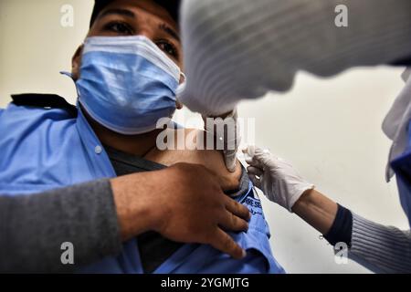 Ismailia, Ägypten. 24. Januar 2021. Medizinisches Personal erhält den in China hergestellten Sinopharm COVID-19-Impfstoff im Abu Khalifa Krankenhaus in der ägyptischen nordöstlichen Stadt Ismailia. Die Impfkampagne hat in dem Land begonnen und richtet sich an erste medizinische Fachkräfte in 40 Krankenhäusern, die COVID-19-Patienten im ganzen Land isolieren und behandeln. Nach Angaben der ägyptischen Behörden hat Ägypten auch den Kauf von Millionen von Dosen der Pfizer/BioNTech und der AstraZeneca-Impfstoffe abgeschlossen Stockfoto