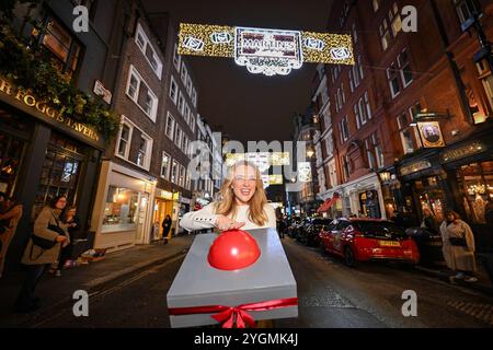 NUR die Theaterstars des London West End und die Heart of London Business Alliance schalten die St Martin's Lane Lichter ein. Die Regent Street und St. James's Christmas Lights werden bis zum 5. Januar jeden Abend eingeschaltet und St. Martin's Lane, Leicester Square und Coventry Street bis zum 7. Januar 2025. Bilddatum: Donnerstag, 7. November 2024. Stockfoto