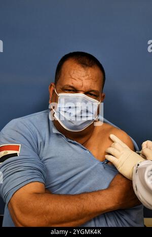 Ismailia, Ägypten. 24. Januar 2021. Medizinisches Personal erhält den in China hergestellten Sinopharm COVID-19-Impfstoff im Abu Khalifa Krankenhaus in der ägyptischen nordöstlichen Stadt Ismailia. Die Impfkampagne hat in dem Land begonnen und richtet sich an erste medizinische Fachkräfte in 40 Krankenhäusern, die COVID-19-Patienten im ganzen Land isolieren und behandeln. Nach Angaben der ägyptischen Behörden hat Ägypten auch den Kauf von Millionen von Dosen der Pfizer/BioNTech und der AstraZeneca-Impfstoffe abgeschlossen Stockfoto