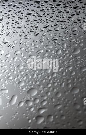 Wassertropfen auf weißem Hintergrund. Hintergrundglas bedeckt mit Wassertropfen. Blasen in Wasser. Stockfoto