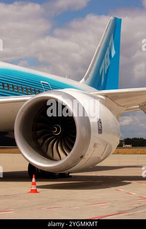 Blick auf die linke Triebwerksgondel am Dreamliner 787 von Boeing von Rolls Royce airberlin ist die erste deutsche Fluggesellschaft die eine 787 Dreamliner von Boeing kauft, gesehen am Pressetag 25.6.2011 Triebwerk der Boeing 787 Dreamliner von Rolls Royce *** Blick auf das linke Maschinenhaus der Boeing 787 Dreamliner von Rolls Royce airberlin ist die erste deutsche Fluggesellschaft, die einen 787 Dreamliner von Boeing kauft, gesehen am Pressetag 25 6 2011 Motor der Boeing 787 Dreamliner von Rolls Royce Stockfoto