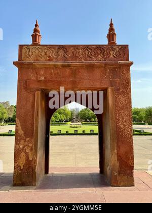 Eingangstür zum wunderschönen Sikandra Mausoleum, wo Kaiser Akbar Anfang des 17. Jahrhunderts in Agra, Indien, begraben wurde Stockfoto