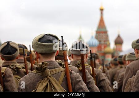 Russische Soldaten in sowjetischer Militäruniform des Zweiten Weltkriegs auf dem Roten Platz, der auf dem Hintergrund der Basilius-Kathedrale steht Stockfoto