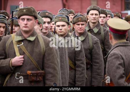 Russische Soldaten in sowjetischer Militäruniform des Zweiten Weltkriegs auf dem Roten Platz während der historischen Parade Stockfoto