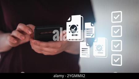 Geschäftsfrau verwendet Smartphone für Online-Beurteilungen und Arbeitsformulare. Personalauswahlkonzept. Personalverwaltungssystem. Stockfoto