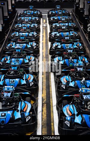 Elektrische Gokarts wurden auf der Team Sport Indoor-Kartbahn in Warrington, England, aufgeladen. Stockfoto