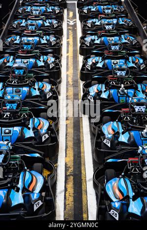 Elektrische Gokarts wurden auf der Team Sport Indoor-Kartbahn in Warrington, England, aufgeladen. Stockfoto