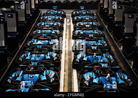 Elektrische Gokarts wurden auf der Team Sport Indoor-Kartbahn in Warrington, England, aufgeladen. Stockfoto