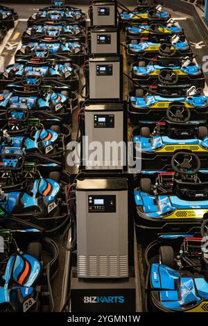 Elektrische Gokarts wurden auf der Team Sport Indoor-Kartbahn in Warrington, England, aufgeladen. Stockfoto