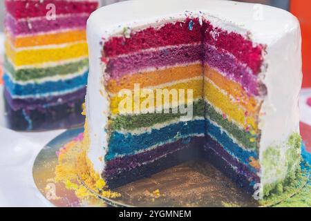 Wunderschöner mehrfarbiger Kuchen in einer Vitrine. Festliches Dessert Stockfoto