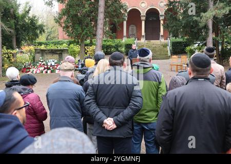 Erfurt, Deutschland. November 2024. Die Teilnehmer stehen auf dem jüdischen Friedhof während einer Gedenkfeier zum Jahrestag der Pogromnacht 1938; Bodo Ramelow (links, im Hintergrund), Ministerpräsident von Thüringen, hält eine Rede. Quelle: Bodo Schackow/dpa/Alamy Live News Stockfoto