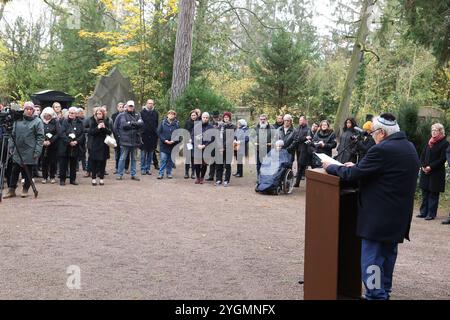 Erfurt, Deutschland. November 2024. Reinhard Schramm, Landesvorsitzender der Jüdischen Gemeinde Thüringen, spricht auf dem Jüdischen Friedhof anlässlich einer Gedenkveranstaltung zum Jahrestag der Pogromnacht 1938. Quelle: Bodo Schackow/dpa/Alamy Live News Stockfoto