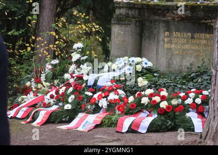 Erfurt, Deutschland. November 2024. Kränze liegen auf dem jüdischen Friedhof bei einer Gedenkveranstaltung zum Jahrestag der Pogromnacht 1938. Quelle: Bodo Schackow/dpa/Alamy Live News Stockfoto