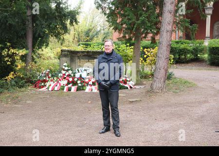 Erfurt, Deutschland. November 2024. Bodo Ramelow (Linkspartei), Ministerpräsident von Thüringen, steht auf dem jüdischen Friedhof während einer Gedenkfeier zum Jahrestag der Pogromnacht 1938. Quelle: Bodo Schackow/dpa/Alamy Live News Stockfoto