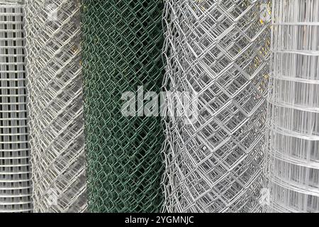 Gerollter Maschendrahtzaun. Zu Rollen gerolltes Metallgeflecht. Industrie Stockfoto