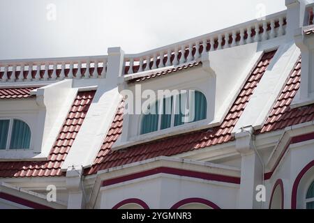 Detaillierte Sicht auf Fenster, Türen und Balkone von Stadtgebäuden Stockfoto