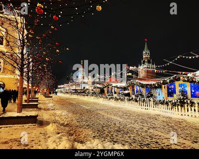 Moskau, Russland. Weihnachtsmarkt märchenhafter Weihnachtsbaum, leuchtende Lichter des Einkaufszentrums am Roten Platz. Festlich dekoriertes Einkaufszentrum am Roten Platz Stockfoto