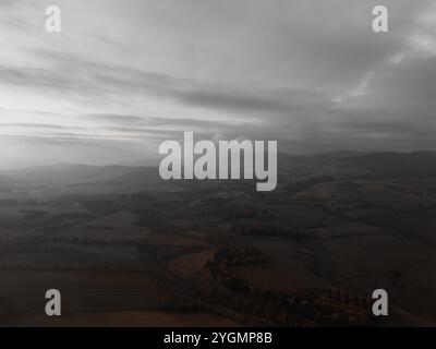 Nebelansicht der schottischen Highlands mit bewölktem Himmel und Landflächen im Herbst, die eine stimmungsvolle und ruhige Landschaft schaffen. Stockfoto