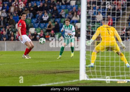 Belfast, Nordirland. November 2024. Kevin Csoboth schießt während des UEFA Conference League-Spiels zwischen Larne und dem FC St Gallen im National Stadium im Windsor Park. Quelle: Connor Douglas/Alamy Live News Stockfoto