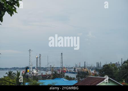 Foto einer Ölraffinerie in der Stadt Balikpapan von oben gesehen eines Wohnkomplexes am Morgen, 7. November 2024, East Kalimantan, Indonesien Stockfoto