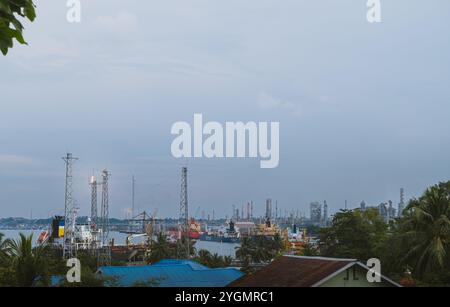 Foto einer Ölraffinerie in der Stadt Balikpapan von oben gesehen eines Wohnkomplexes am Morgen, 7. November 2024, East Kalimantan, Indonesien Stockfoto