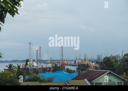 Foto einer Ölraffinerie in der Stadt Balikpapan von oben gesehen eines Wohnkomplexes am Morgen, 7. November 2024, East Kalimantan, Indonesien Stockfoto