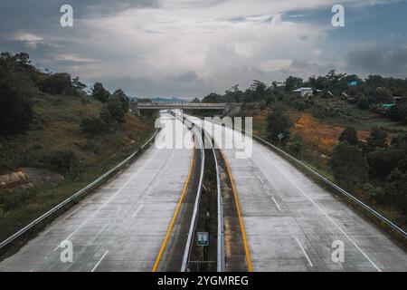 Foto der Samarinda Balikpapan Mautstraße von oben gesehen Stockfoto