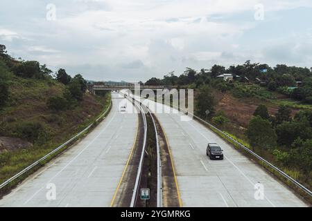 Foto der Samarinda Balikpapan Mautstraße von oben gesehen Stockfoto