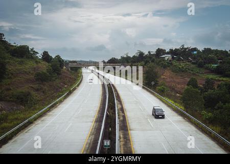 Foto der Samarinda Balikpapan Mautstraße von oben gesehen Stockfoto