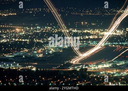 Flugzeuge, die ankommen und abfliegen. Stockfoto