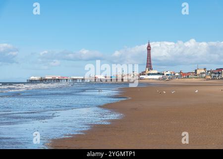 Ein klarer und sonniger Tag im Badeort Blackpool an der Küste von Lancashire im Nordwesten Englands. Stockfoto