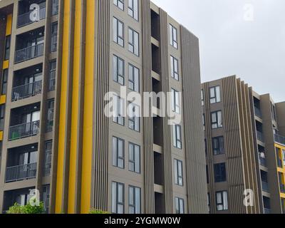 Detaillierte Sicht auf Fenster, Türen und Balkone von Stadtgebäuden Stockfoto