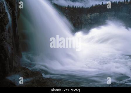 Der South Nahanni River und die Rutschen vor den Virginia Falls im Nahanni National Park, Northwest Territories, Kanada. Stockfoto