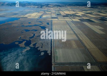 Aus der Luft des Klamath Basin Bewässerungsbezirks, Tule Lake, Lower Klamath Lake an der Grenze zu Oregon, Kalifornien. Das Tule Lake Wildlife Refuge befindet sich unten links. Stockfoto