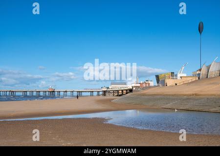 Ein sonniger Tag am North Pier in Blackpool an der Küste von Lancashire im Nordwesten Englands. Stockfoto