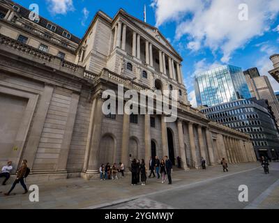 Menschen gehen vor der Bank of England, City of London, England, UK, GB. Stockfoto