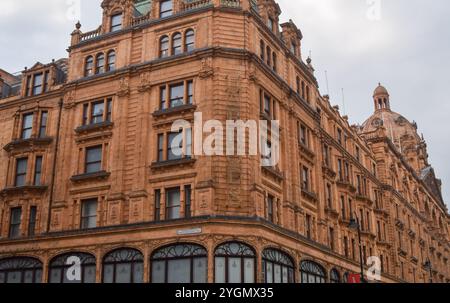 London, Großbritannien. September 2024. Außenansicht von Harrods in Knightsbridge. Quelle: Vuk Valcic/Alamy Stockfoto