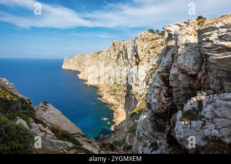 Der wunderschöne Leuchtturm auf der Klippe von Cap Formentor. Balearen Mallorca Spanien. Urlaubskonzept. Eines der meistbesuchten Wahrzeichen in Mallorc Stockfoto