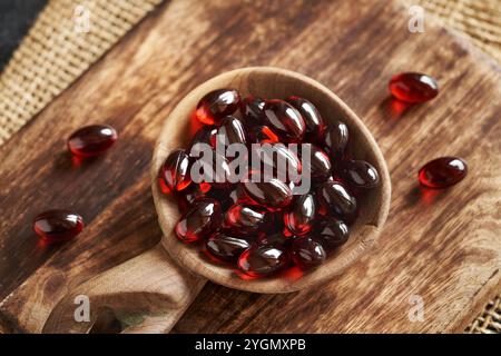 Krillöl-Gelkapseln auf einem Löffel. Nahrungsergänzungsmittel reich an Omega-3-Fettsäuren. Stockfoto