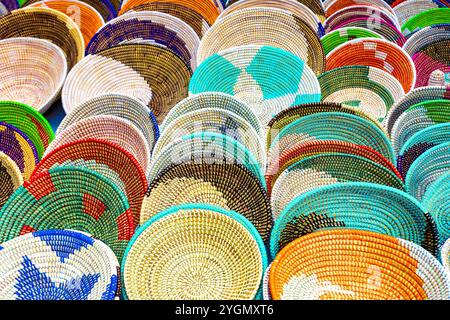 Alcudia Mallorca, Kollektion handgefertigter gewebter Körbe mit geometrischen Mustern und Perlen. Traditionelles Kunsthandwerk der Stämme in hellen Farben Stockfoto