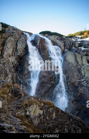 Der Wielka Siklawa Wasserfall im Tal der fünf Teiche, Tatra Mountains, Zakopane, Polen, stürzt dramatisch über felsige Klippen und schafft ein faszinierendes Netz Stockfoto