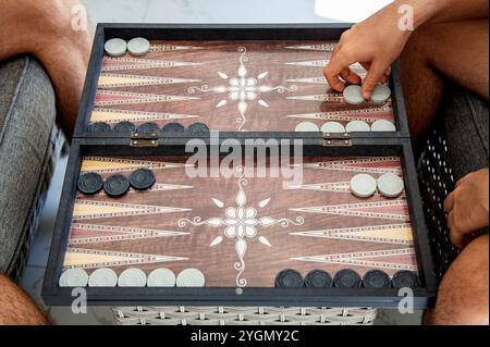 Zwei Personen spielen Backgammon-Spiel aus nächster Nähe Stockfoto