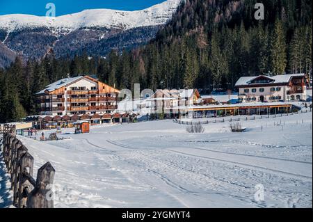 Dolomiten im Winter. Val Fiscalina, zwischen Gipfeln, Lärchenwäldern, Pinien und warmen Hütten. Stockfoto