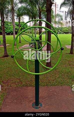 Öffentliche Fitnessgeräte im Stadtpark in Ribeirao Preto, Sao Paulo, Brasilien Stockfoto