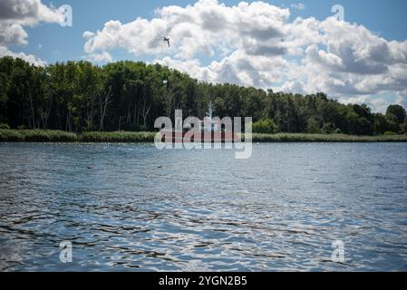 Die Bucht in Międzyzdroje, Polen, bietet ein ruhiges Wasser, das von Sandstränden und üppigem Grün umgeben ist und einen malerischen Ort zum Entspannen und Entspannen bietet Stockfoto