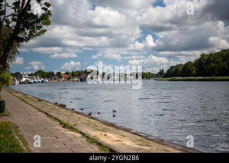 Die Bucht in Międzyzdroje, Polen, bietet ein ruhiges Wasser, das von Sandstränden und üppigem Grün umgeben ist und einen malerischen Ort zum Entspannen und Entspannen bietet Stockfoto