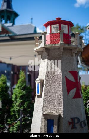 Der Leuchtturm in Międzyzdroje, Polen, steht stolz an der Ostseeküste und führt Schiffe mit seinem hellen Licht und bietet einen atemberaubenden Blick auf Stockfoto