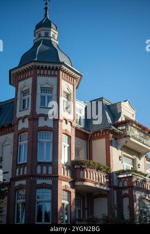 Villa Stella Maris in Międzyzdroje, Polen, ist ein charmanter Küstenort mit komfortablen Unterkünften und leichtem Zugang zum wunderschönen Sandstrand Stockfoto