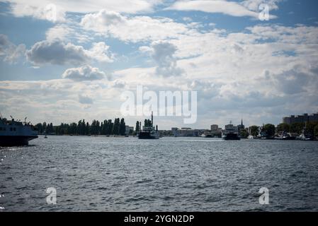 Die Bucht in Świnoujście, Polen, bietet ein ruhiges Wasser und Sandstrände und bietet eine malerische Umgebung für Entspannung und Outdoor-Aktivitäten entlang der Stockfoto